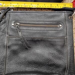 The Sak PEBBLED GRAIN  BLACK LEATHER CROSSBODY BAG